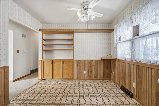 1204 Bowler St, Hiawatha, IA 52233