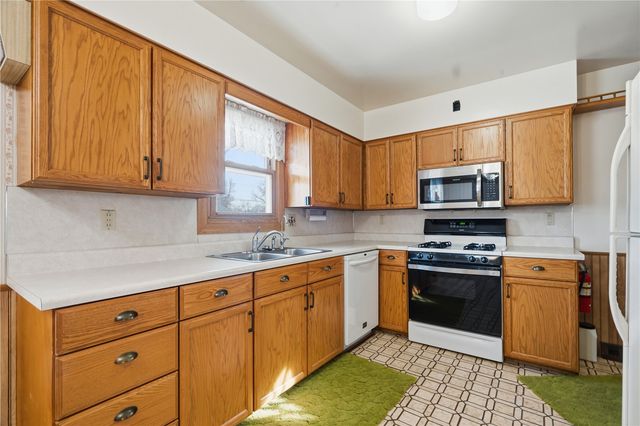 1204 Bowler St, Hiawatha, IA 52233