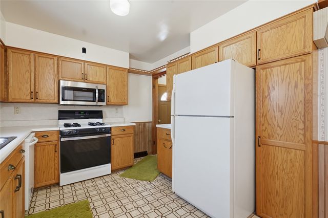 1204 Bowler St, Hiawatha, IA 52233