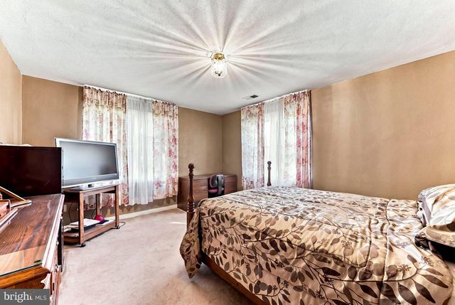 320 E KNOWLES AVE, Glenolden, PA 19036