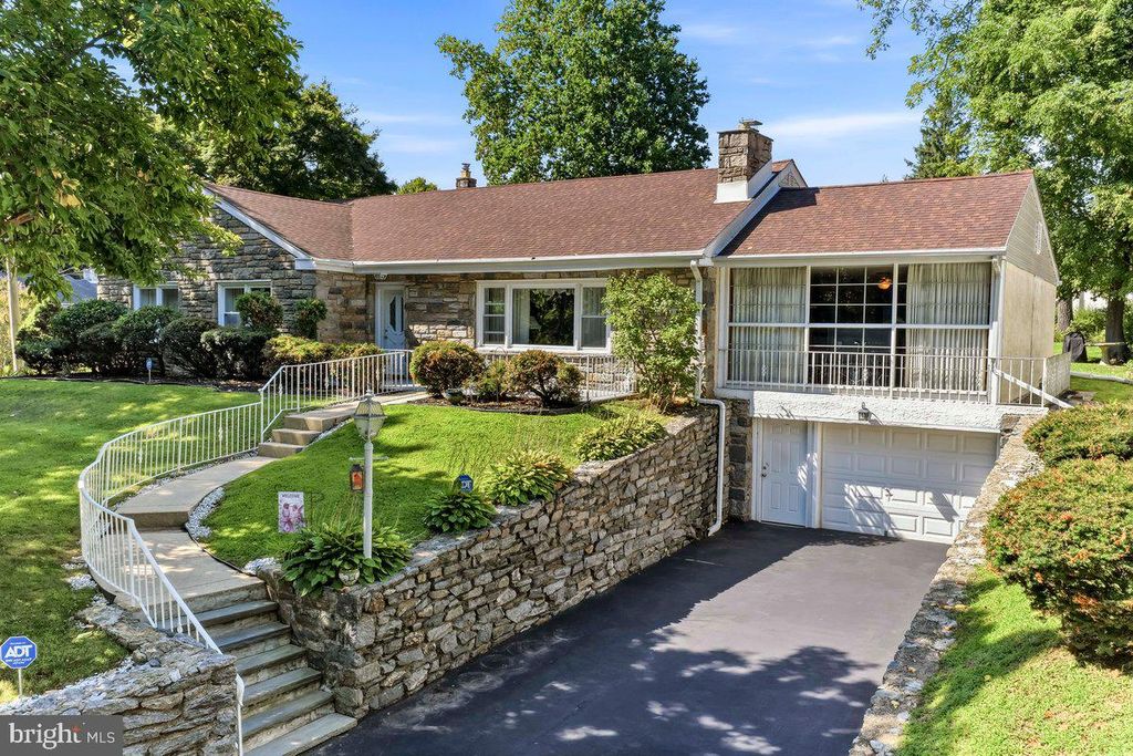 320 E KNOWLES AVE, Glenolden, PA 19036