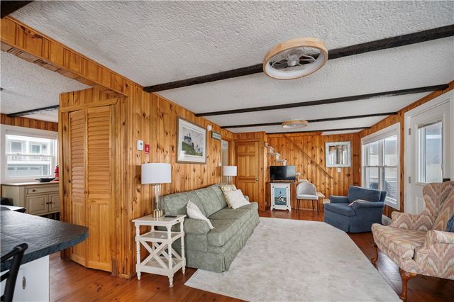 28 Glenwood Avenue, Narragansett, RI 02882