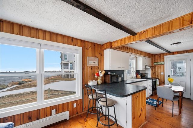28 Glenwood Avenue, Narragansett, RI 02882
