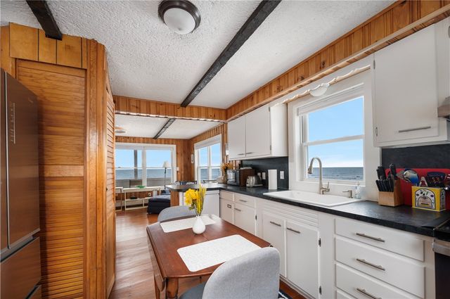 28 Glenwood Avenue, Narragansett, RI 02882