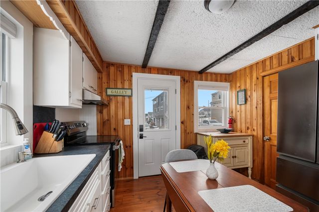 28 Glenwood Avenue, Narragansett, RI 02882