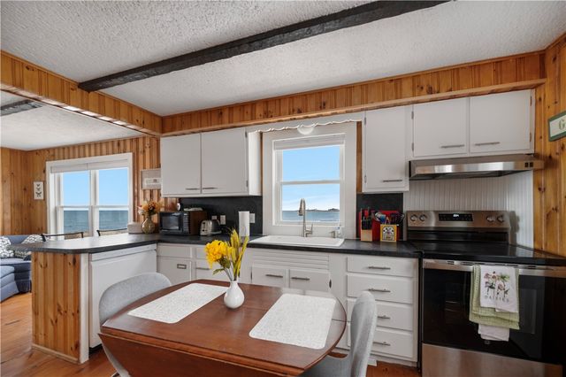 28 Glenwood Avenue, Narragansett, RI 02882