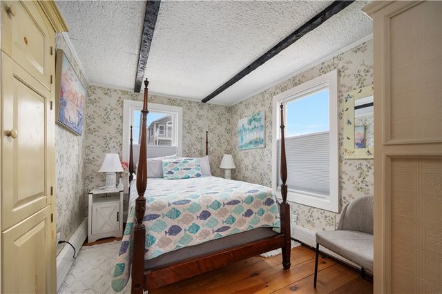 28 Glenwood Avenue, Narragansett, RI 02882