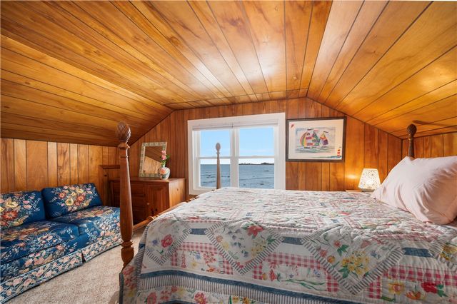 28 Glenwood Avenue, Narragansett, RI 02882