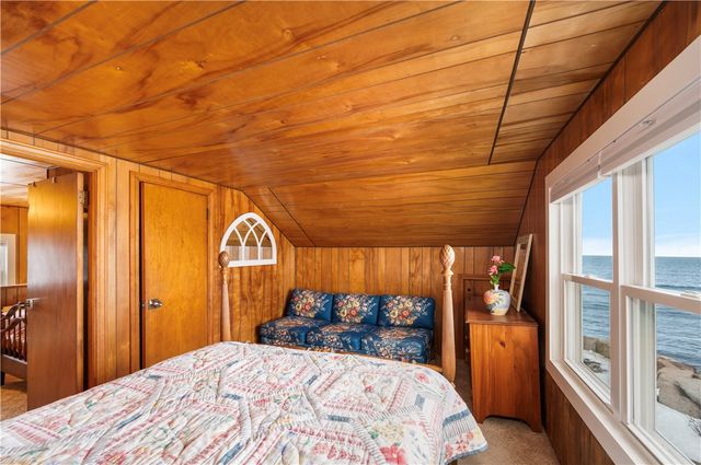 28 Glenwood Avenue, Narragansett, RI 02882