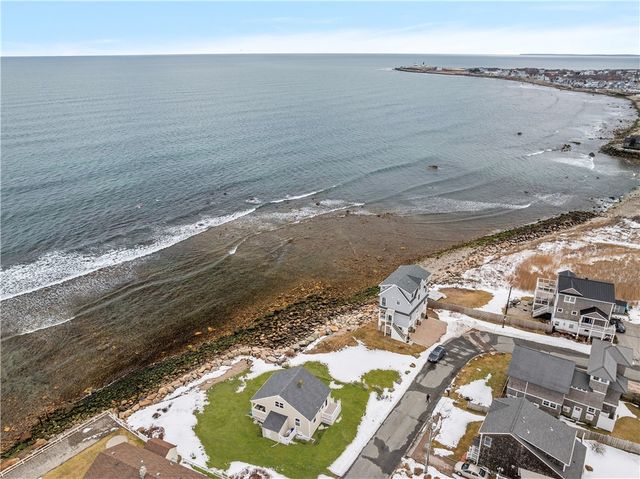 28 Glenwood Avenue, Narragansett, RI 02882