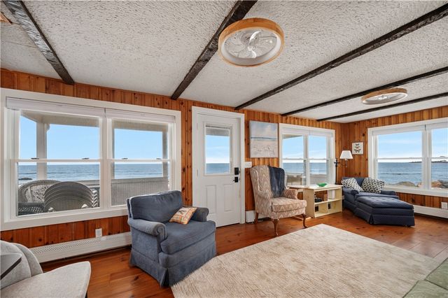 28 Glenwood Avenue, Narragansett, RI 02882