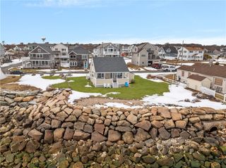28 Glenwood Avenue, Narragansett, RI 02882