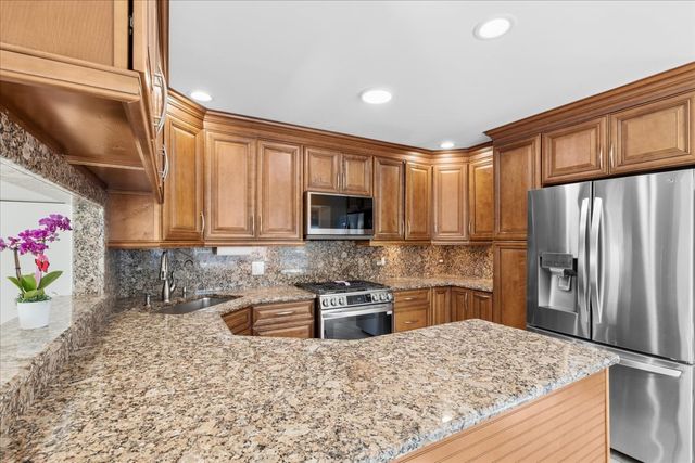 1202 Bristol Trail Road, Lake Zurich, IL 60047