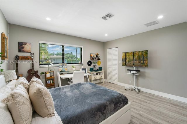 2701 NE 52nd St, Lighthouse Point, FL 33064