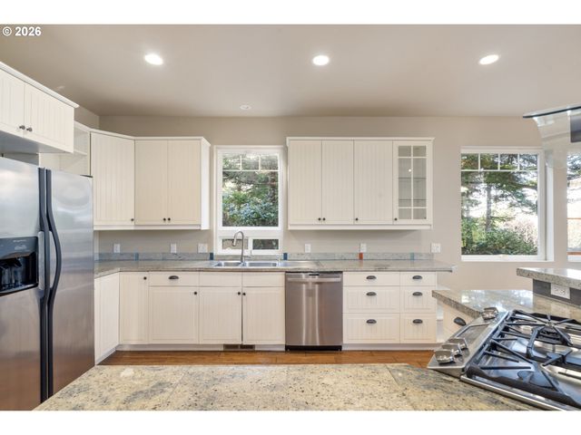 705 Nw HIGHLAND Cir, Waldport, OR 97394