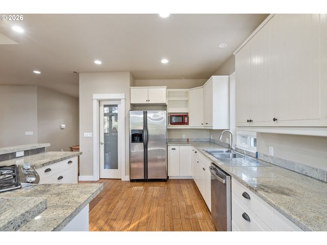 705 Nw HIGHLAND Cir, Waldport, OR 97394