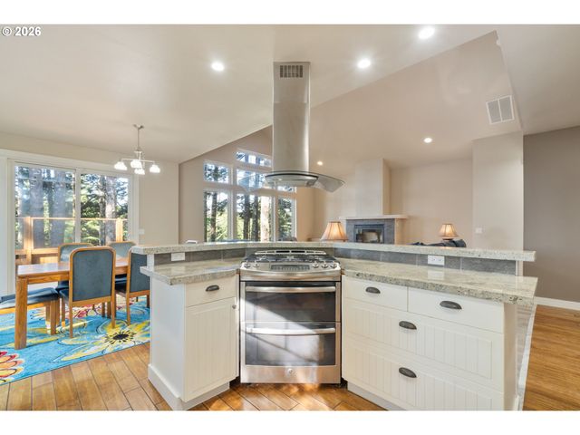 705 Nw HIGHLAND Cir, Waldport, OR 97394