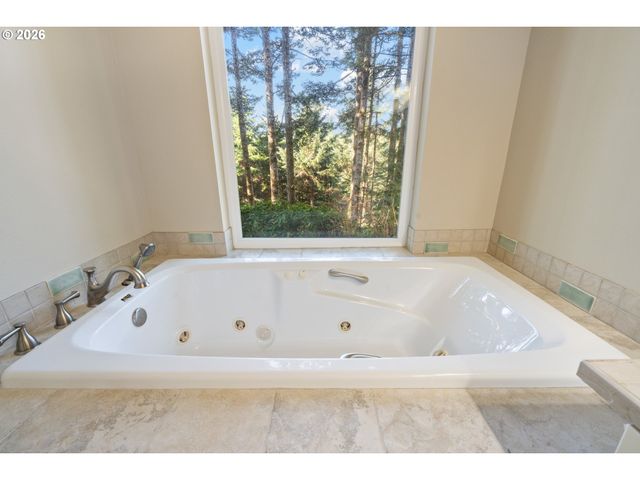 705 Nw HIGHLAND Cir, Waldport, OR 97394