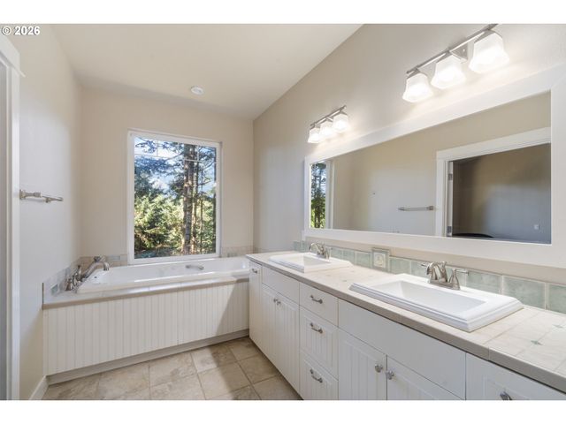 705 Nw HIGHLAND Cir, Waldport, OR 97394