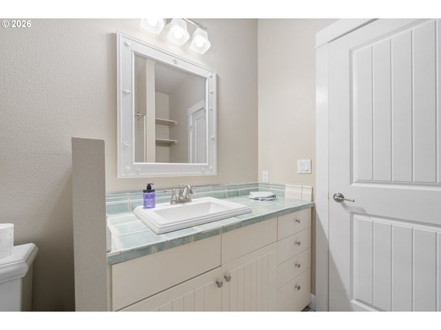 705 Nw HIGHLAND Cir, Waldport, OR 97394