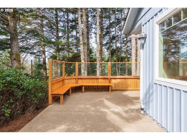 705 Nw HIGHLAND Cir, Waldport, OR 97394