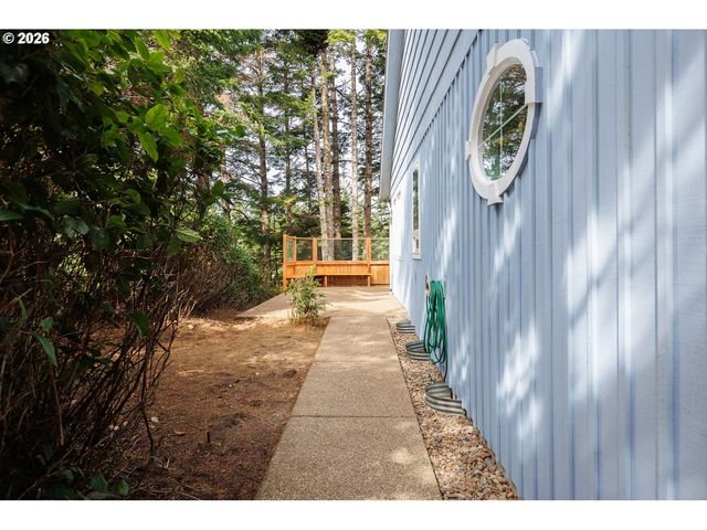705 Nw HIGHLAND Cir, Waldport, OR 97394
