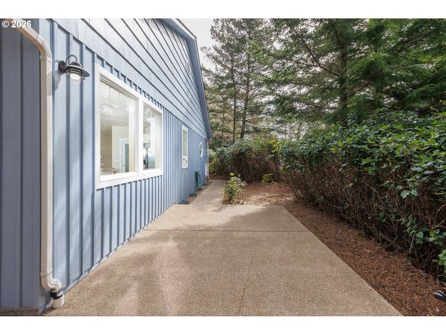 705 Nw HIGHLAND Cir, Waldport, OR 97394