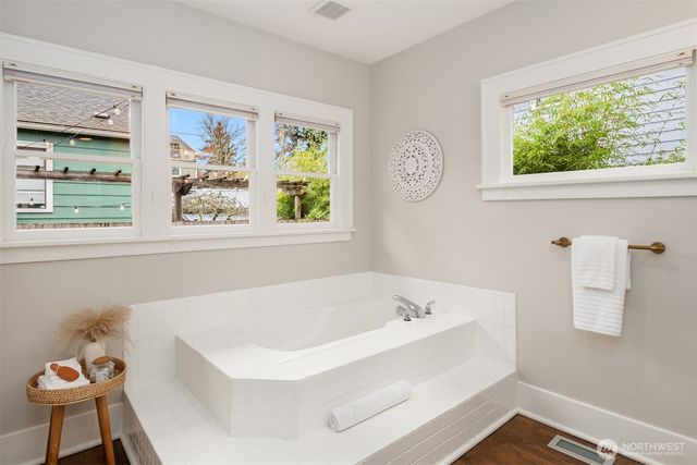 5712 1st Avenue NW, Seattle, WA 98107