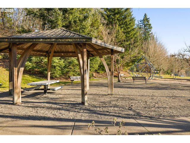 2754 Nw KENNEDY Ct, Portland, OR 97229