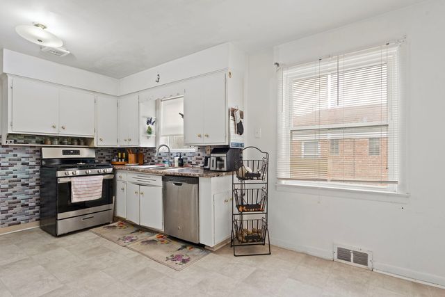 3025 W Rosemont Avenue, Chicago, IL 60659