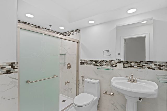 3025 W Rosemont Avenue, Chicago, IL 60659