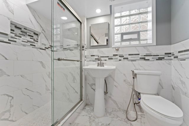 3025 W Rosemont Avenue, Chicago, IL 60659