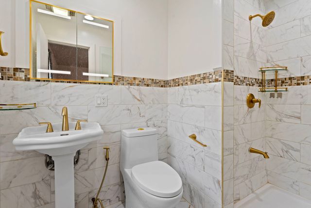 3025 W Rosemont Avenue, Chicago, IL 60659