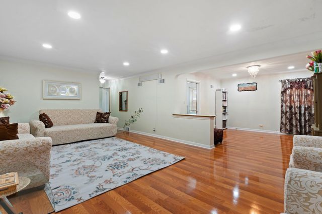 3025 W Rosemont Avenue, Chicago, IL 60659