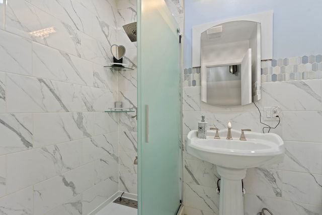 3025 W Rosemont Avenue, Chicago, IL 60659