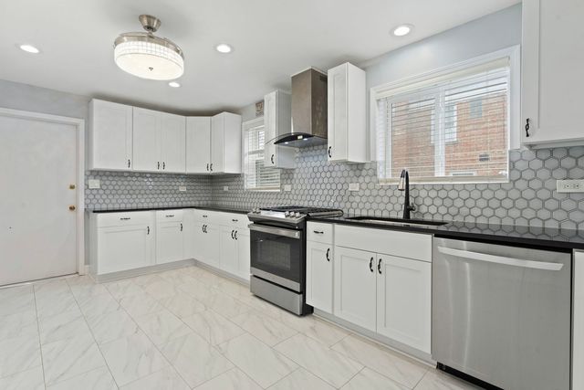 3025 W Rosemont Avenue, Chicago, IL 60659