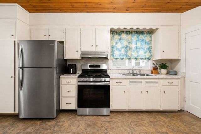 60 Newton St, New Bedford, MA 02740