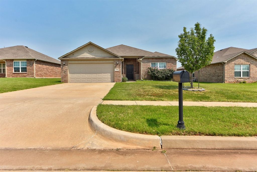2029 W Oak Valley Way, Mustang, OK 73064