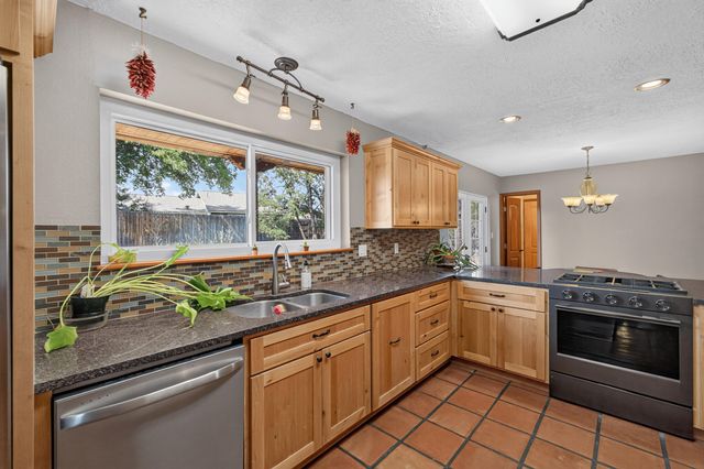 911 Palmas Altas Drive SE, Rio Rancho, NM 87124