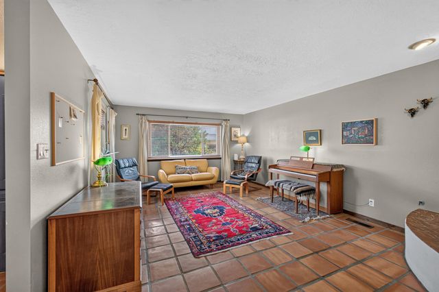 911 Palmas Altas Drive SE, Rio Rancho, NM 87124