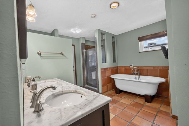 911 Palmas Altas Drive SE, Rio Rancho, NM 87124