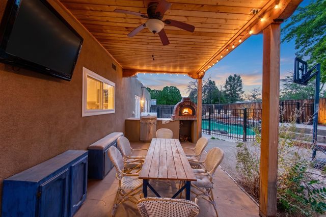 911 Palmas Altas Drive SE, Rio Rancho, NM 87124
