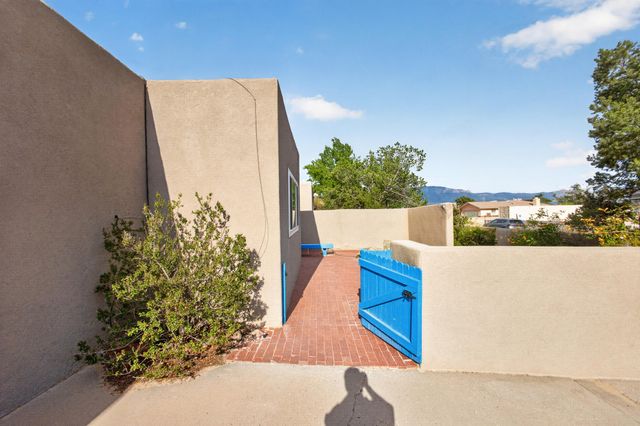 911 Palmas Altas Drive SE, Rio Rancho, NM 87124
