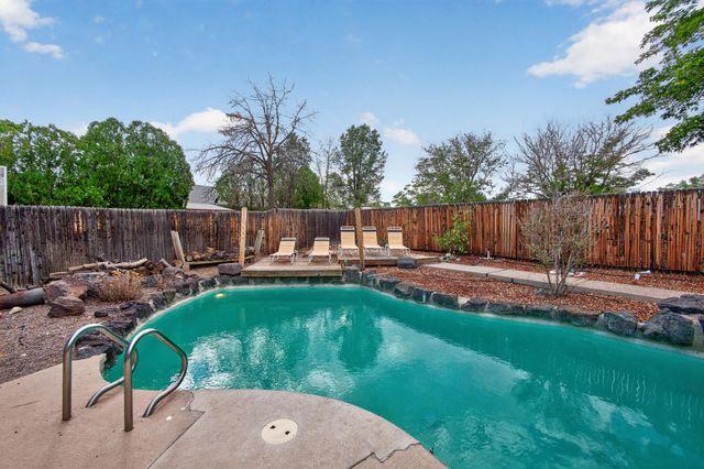 911 Palmas Altas Drive SE, Rio Rancho, NM 87124