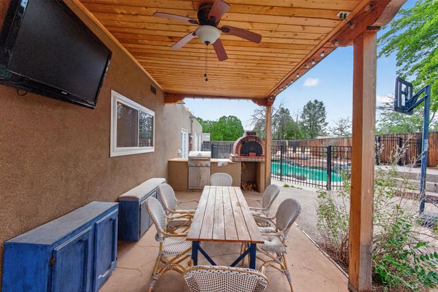 911 Palmas Altas Drive SE, Rio Rancho, NM 87124