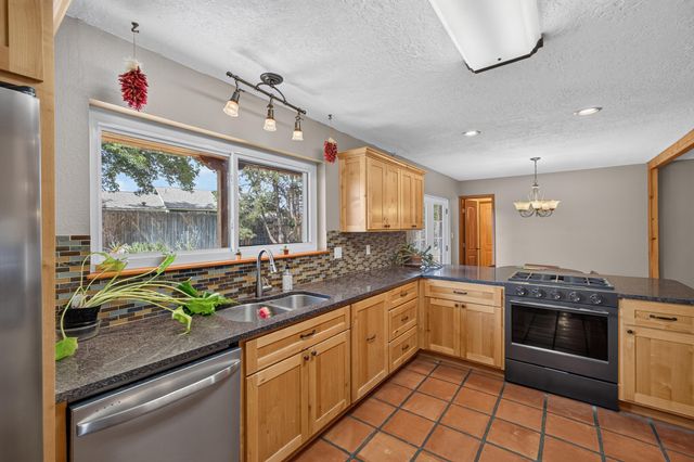 911 Palmas Altas Drive SE, Rio Rancho, NM 87124