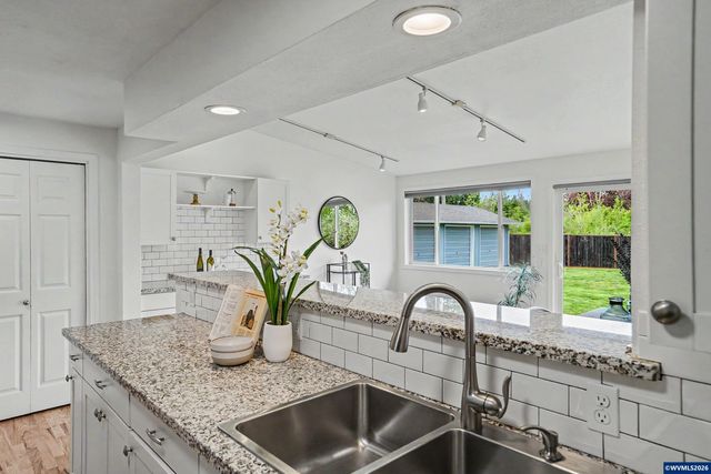 2140 SW 49th St, Corvallis, OR 97333