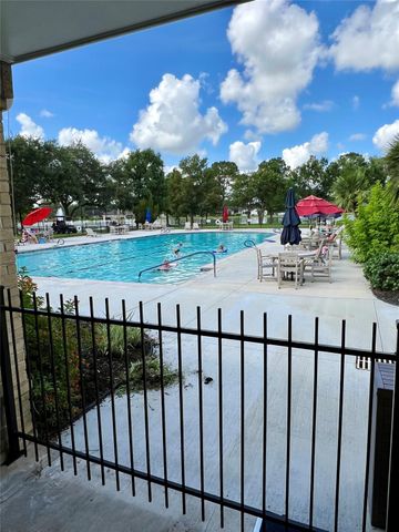 667 E Country Grove Circle, Pearland, TX 77584