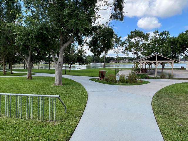 667 E Country Grove Circle, Pearland, TX 77584