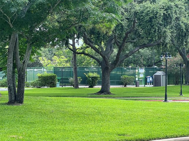 667 E Country Grove Circle, Pearland, TX 77584